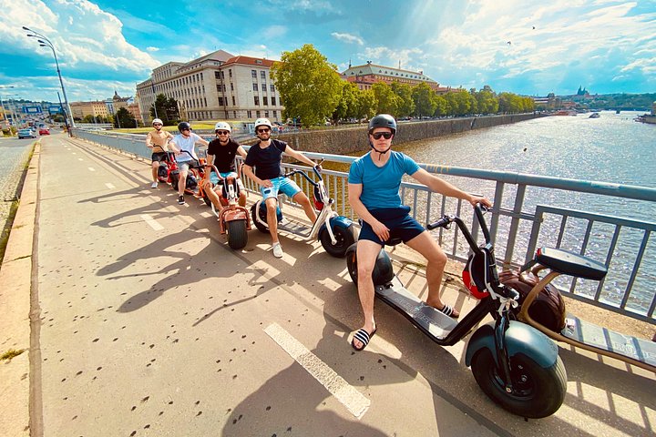Utforska Prags historiska gator och landmärken på en rolig SCROOSER elsparkcykeltur, foto 34 | wizardtrip