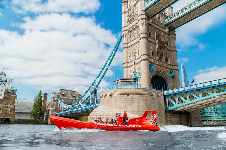 Thrill-Seeker genießen eine High-Speed-Speedboot-Tour auf der Themse in London, vorbei an ikonischen Wahrzeichen, Foto 6 | wizardtrip