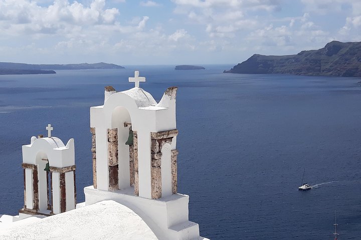 Explora los diversos paisajes y encantadores pueblos de Santorini en un tour privado y personalizable con guía y conductor local, foto 6 | wizardtrip
