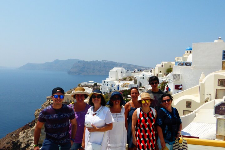 Explora los diversos paisajes y encantadores pueblos de Santorini en un tour privado y personalizable con guía y conductor local, foto 7 | wizardtrip