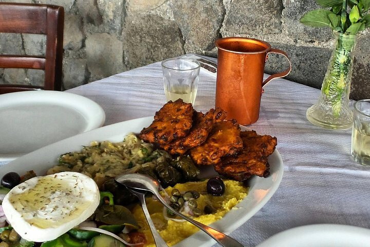 Explora los diversos paisajes y encantadores pueblos de Santorini en un tour privado y personalizable con guía y conductor local, foto 10 | wizardtrip