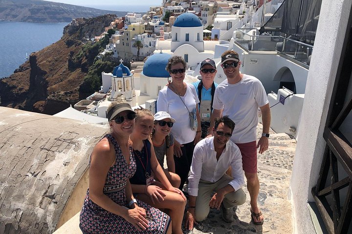 Explora los diversos paisajes y encantadores pueblos de Santorini en un tour privado y personalizable con guía y conductor local, foto 11 | wizardtrip