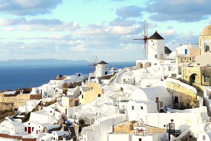 Explora los diversos paisajes y encantadores pueblos de Santorini en un tour privado y personalizable con guía y conductor local, foto 12 | wizardtrip