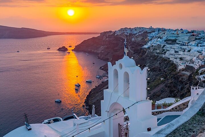 Explora los diversos paisajes y encantadores pueblos de Santorini en un tour privado y personalizable con guía y conductor local, foto 13 | wizardtrip