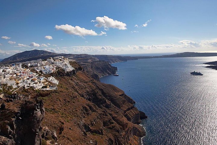 Explora los diversos paisajes y encantadores pueblos de Santorini en un tour privado y personalizable con guía y conductor local, foto 14 | wizardtrip