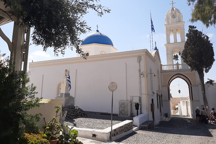 Explora los diversos paisajes y encantadores pueblos de Santorini en un tour privado y personalizable con guía y conductor local, foto 16 | wizardtrip