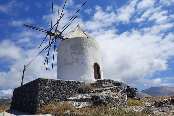 Explora los diversos paisajes y encantadores pueblos de Santorini en un tour privado y personalizable con guía y conductor local, foto 19 | wizardtrip