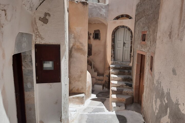 Explora los diversos paisajes y encantadores pueblos de Santorini en un tour privado y personalizable con guía y conductor local, foto 21 | wizardtrip