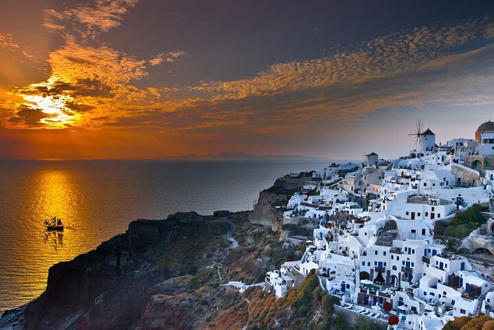 Explora los diversos paisajes y encantadores pueblos de Santorini en un tour privado y personalizable con guía y conductor local, foto 23 | wizardtrip