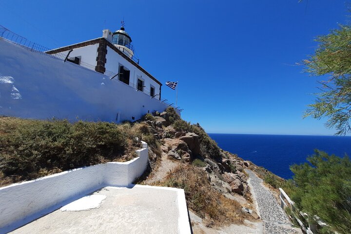 Explora los diversos paisajes y encantadores pueblos de Santorini en un tour privado y personalizable con guía y conductor local, foto 24 | wizardtrip