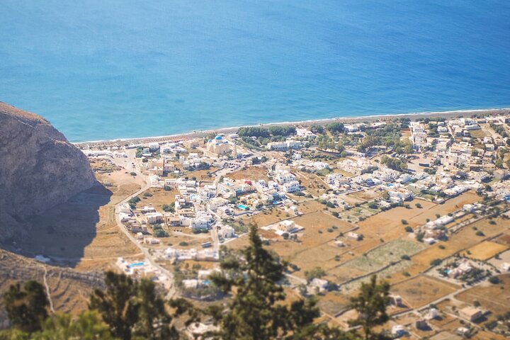 Explora los diversos paisajes y encantadores pueblos de Santorini en un tour privado y personalizable con guía y conductor local, foto 27 | wizardtrip