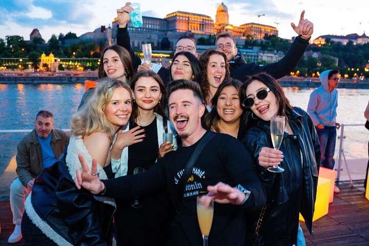 Budapest Danube river cruise at night with unlimited Prosecco and city lights, photo 6 | wizardtrip