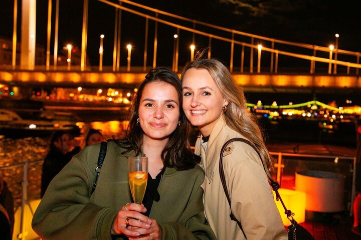Budapest Danube river cruise at night with unlimited Prosecco and city lights, photo 9 | wizardtrip