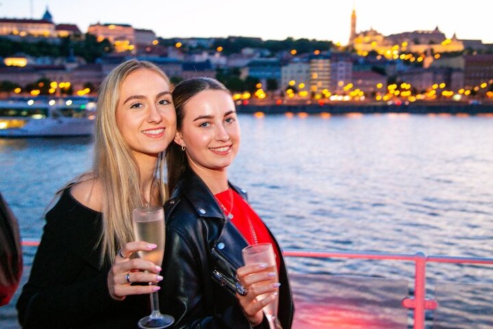 Budapest Danube river cruise at night with unlimited Prosecco and city lights, photo 10 | wizardtrip