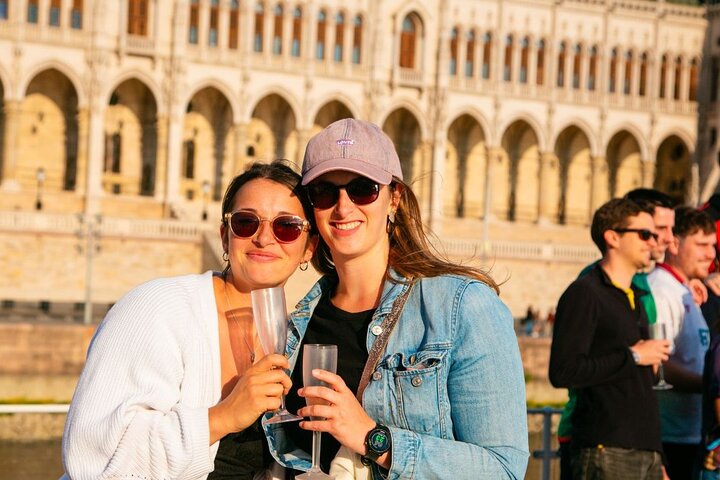 Budapest Danube river cruise at night with unlimited Prosecco and city lights, photo 11 | wizardtrip