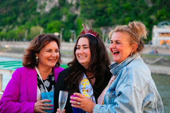 Budapest Danube river cruise at night with unlimited Prosecco and city lights, photo 13 | wizardtrip