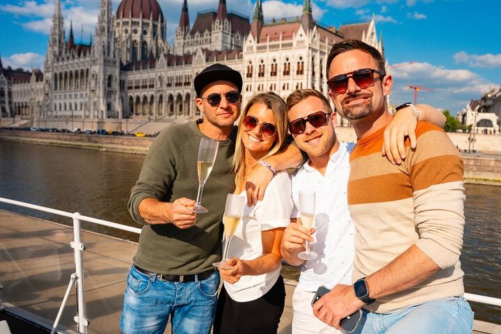 Budapest Danube river cruise at night with unlimited Prosecco and city lights, photo 18 | wizardtrip