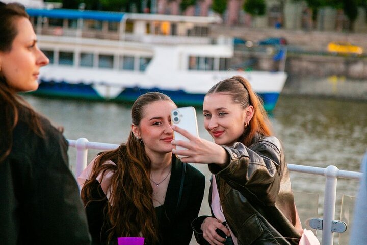 Budapest Danube river cruise at night with unlimited Prosecco and city lights, photo 22 | wizardtrip