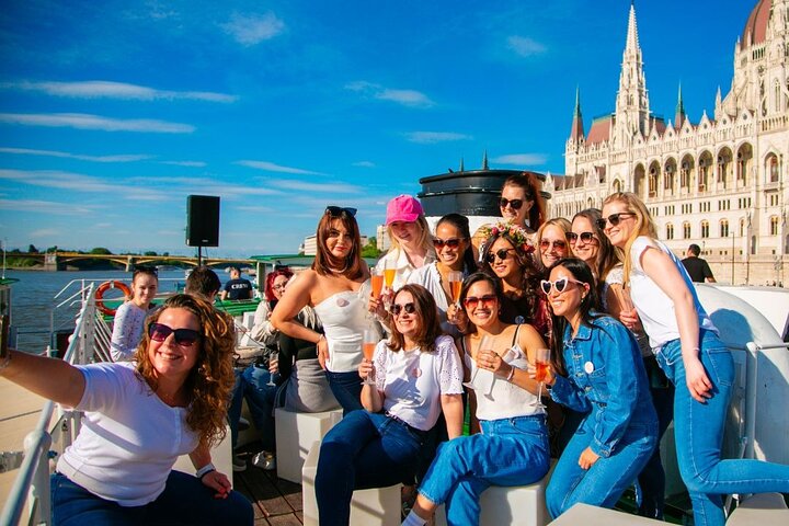 Budapest Danube river cruise at night with unlimited Prosecco and city lights, photo 23 | wizardtrip