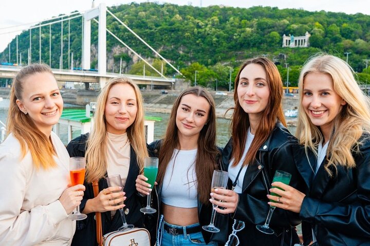 Budapest Danube river cruise at night with unlimited Prosecco and city lights, photo 30 | wizardtrip