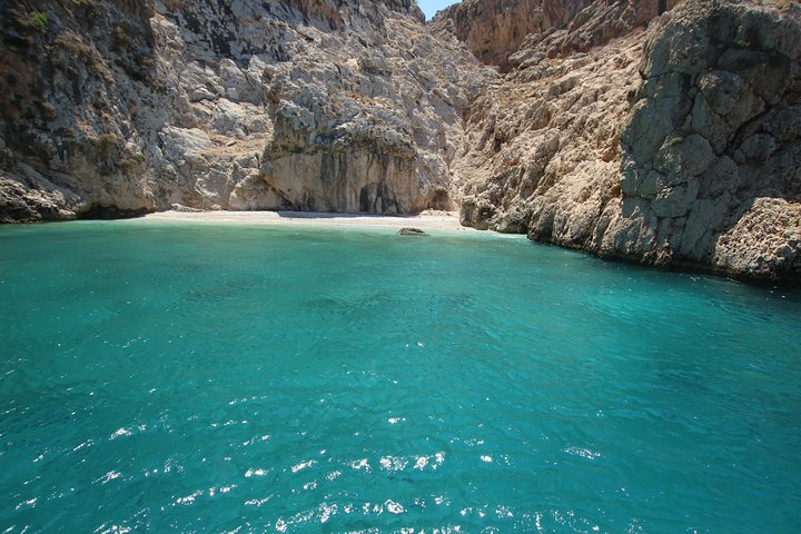 Pintoresco viaje en barco de Rodas a la isla de Symi con parada para nadar en la bahía de San Jorge, foto 6 | wizardtrip
