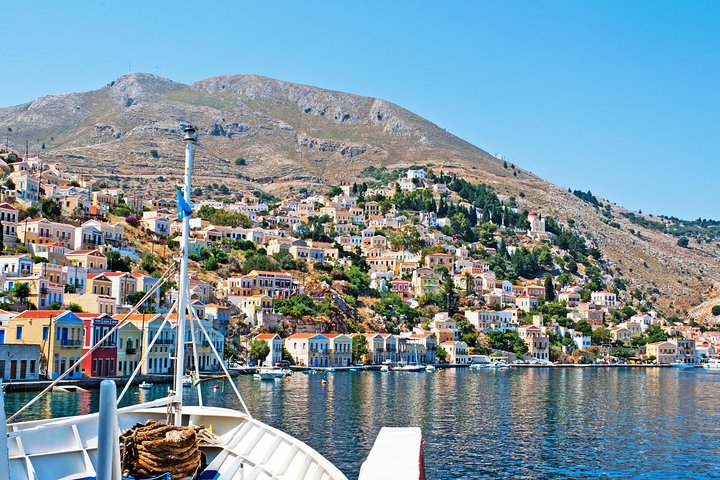 Pintoresco viaje en barco de Rodas a la isla de Symi con parada para nadar en la bahía de San Jorge, foto 9 | wizardtrip