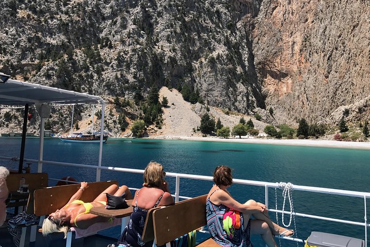 Pintoresco viaje en barco de Rodas a la isla de Symi con parada para nadar en la bahía de San Jorge, foto 24 | wizardtrip