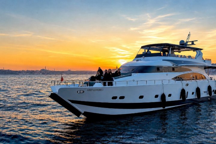Croisière au coucher du soleil sur le Bosphore à Istanbul en yacht de luxe avec snacks | wizardtrip