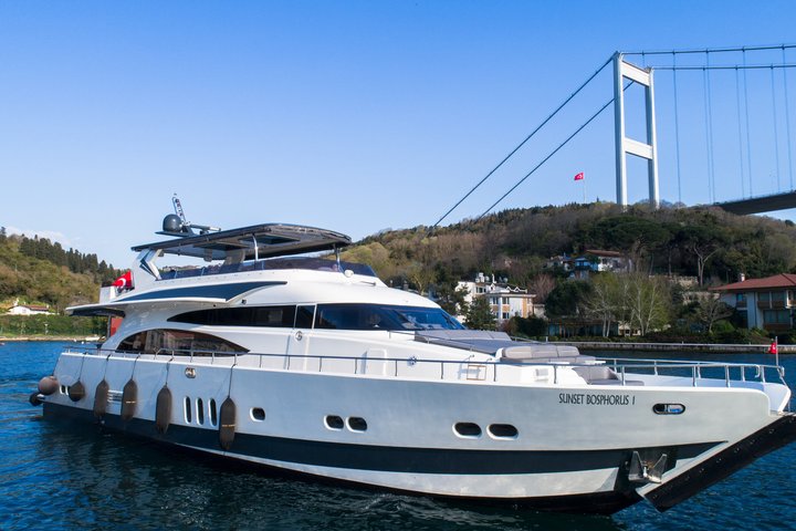 Croisière en yacht sur le Bosphore à Istanbul avec guide et arrêt côté asiatique | wizardtrip