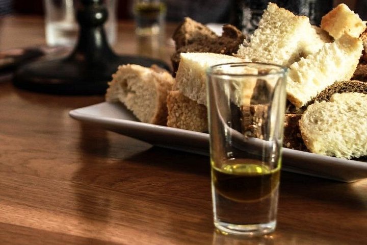 En liten gruppe nyter en gresk mattur i Athen og smaker på lokale delikatesser, foto 7 | wizardtrip