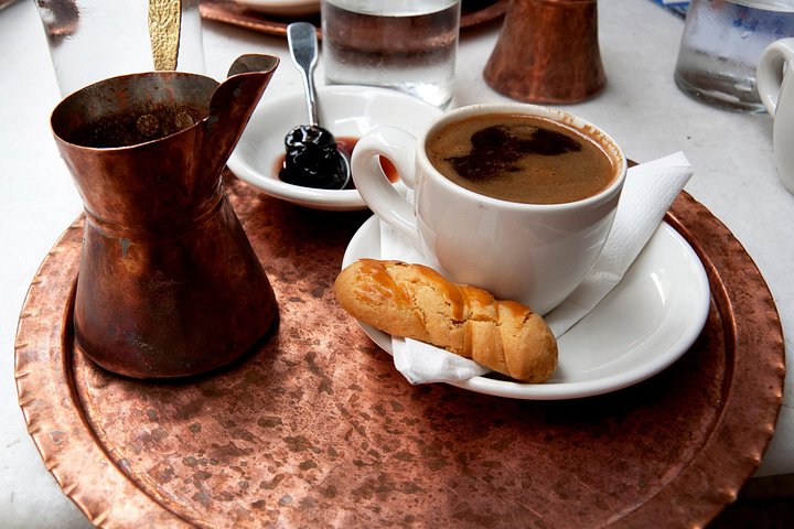 En liten gruppe nyter en gresk mattur i Athen og smaker på lokale delikatesser, foto 8 | wizardtrip