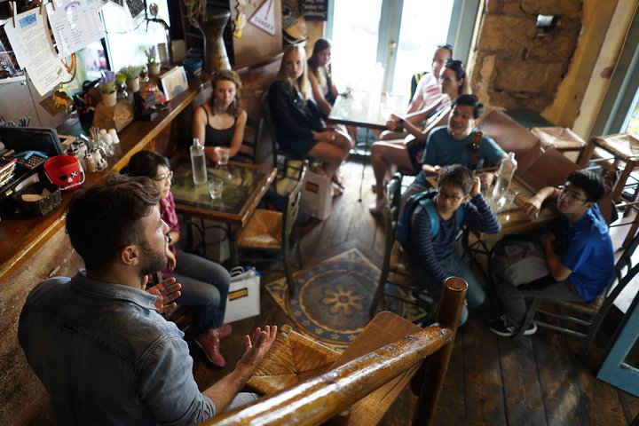 En liten gruppe nyter en gresk mattur i Athen og smaker på lokale delikatesser, foto 9 | wizardtrip