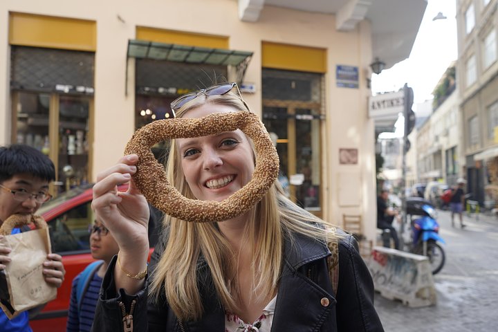 En liten gruppe nyter en gresk mattur i Athen og smaker på lokale delikatesser, foto 11 | wizardtrip