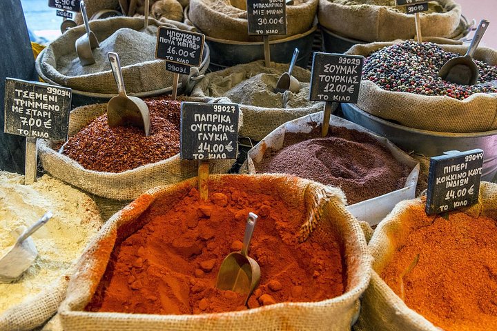 En liten gruppe nyter en gresk mattur i Athen og smaker på lokale delikatesser, foto 12 | wizardtrip