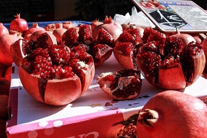 En liten gruppe nyter en gresk mattur i Athen og smaker på lokale delikatesser, foto 14 | wizardtrip