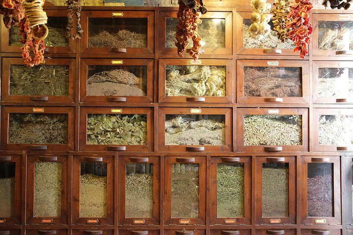 En liten gruppe nyter en gresk mattur i Athen og smaker på lokale delikatesser, foto 15 | wizardtrip