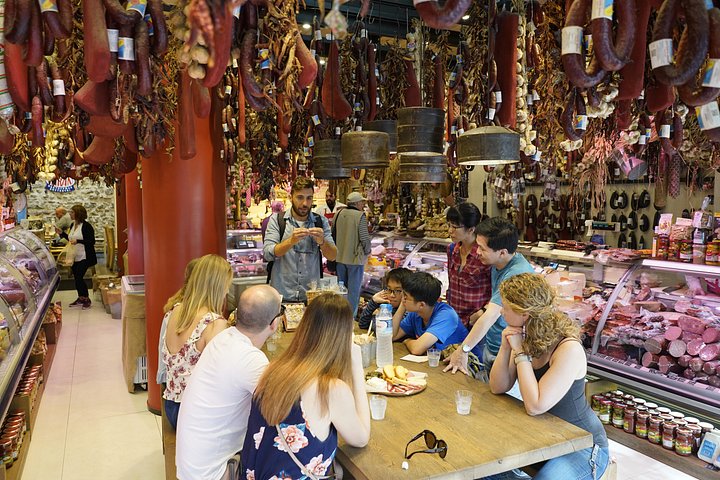 En liten gruppe nyter en gresk mattur i Athen og smaker på lokale delikatesser, foto 19 | wizardtrip