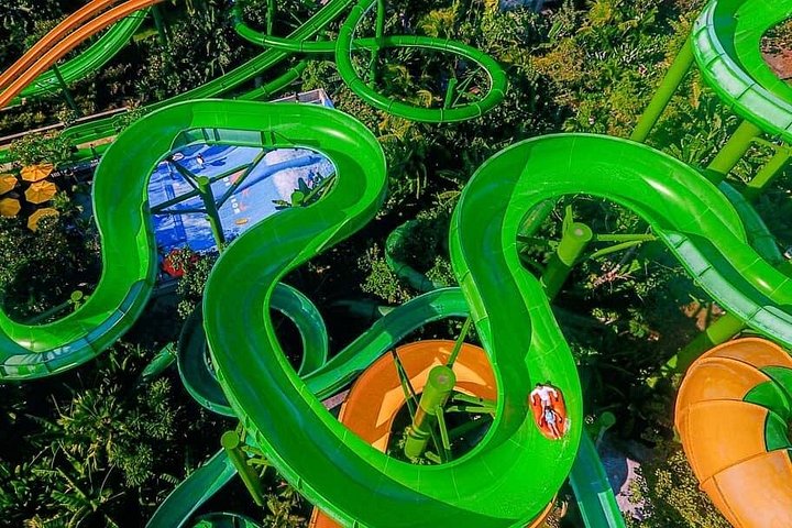 インドネシア、クタにあるプレミアウォーターパーク、ウォーターボム・バリで、スリル満点のウォータースライドと緑豊かな熱帯庭園をお楽しみください、写真7 | wizardtrip