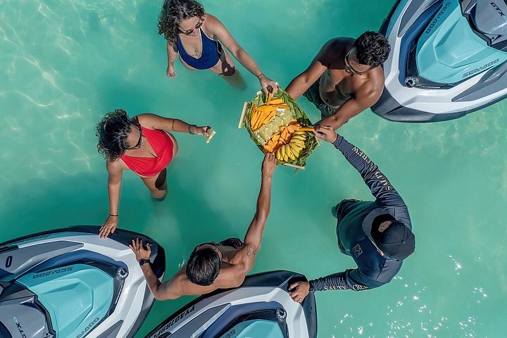 Aventure en jet ski sur le lagon bleu vibrant de Bora Bora avec le Mont Otemanu en toile de fond, photo 6 | wizardtrip