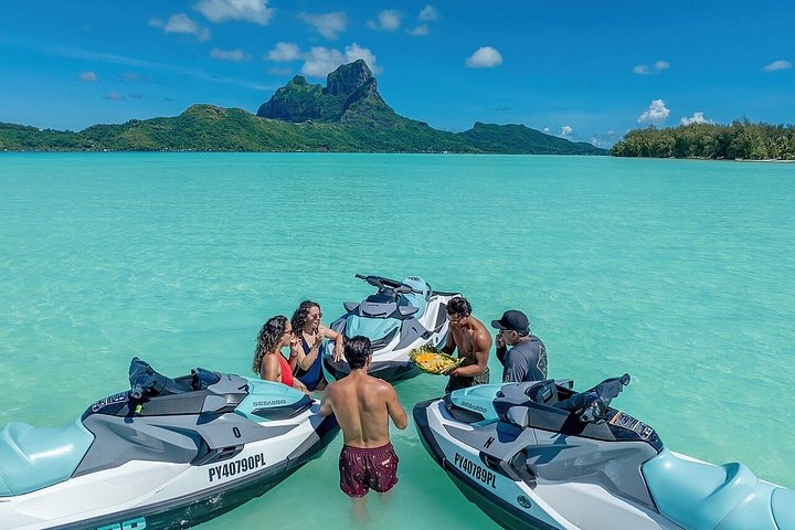 Aventure en jet ski sur le lagon bleu vibrant de Bora Bora avec le Mont Otemanu en toile de fond, photo 7 | wizardtrip