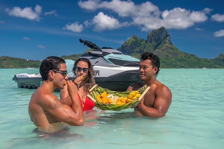 Aventure en jet ski sur le lagon bleu vibrant de Bora Bora avec le Mont Otemanu en toile de fond, photo 8 | wizardtrip