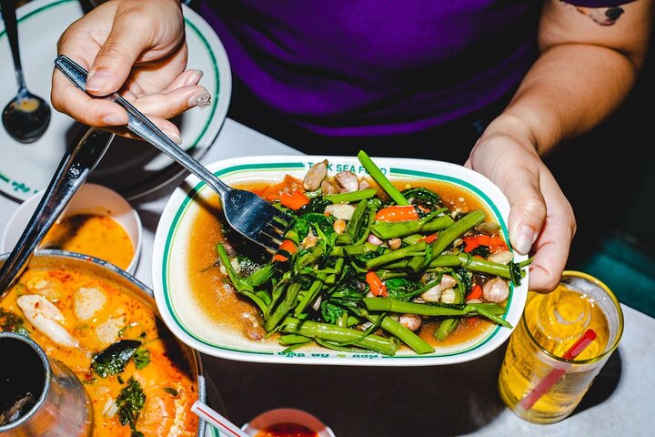 Opplev Bangkoks livlige gatematkultur med en guidet tur gjennom dens travle bakgater og lokale spisesteder, foto 12 | wizardtrip