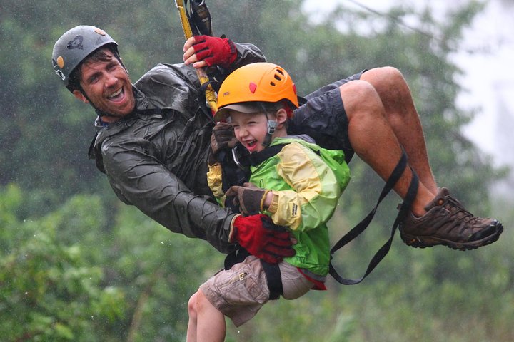 Aventureiros em tirolesa pela exuberante floresta de Maui com vista para o mar, foto 7 | wizardtrip