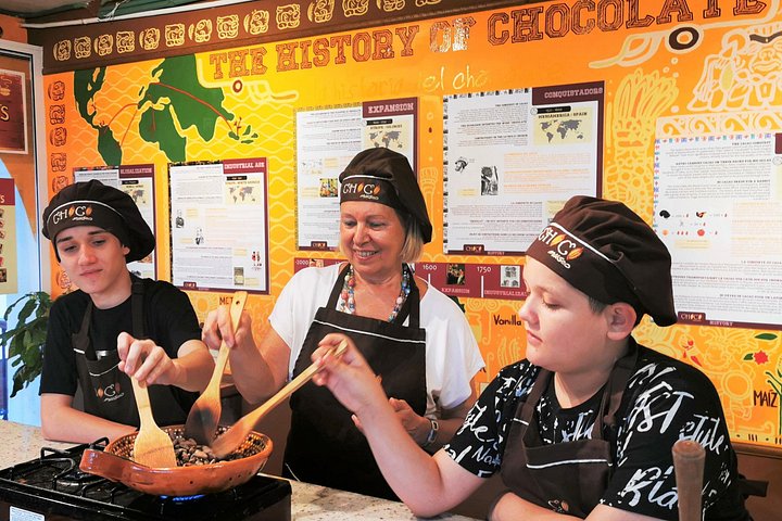 メキシコ、プエルトバジャルタでの実践的なチョコレート作りワークショップ、写真8 | wizardtrip