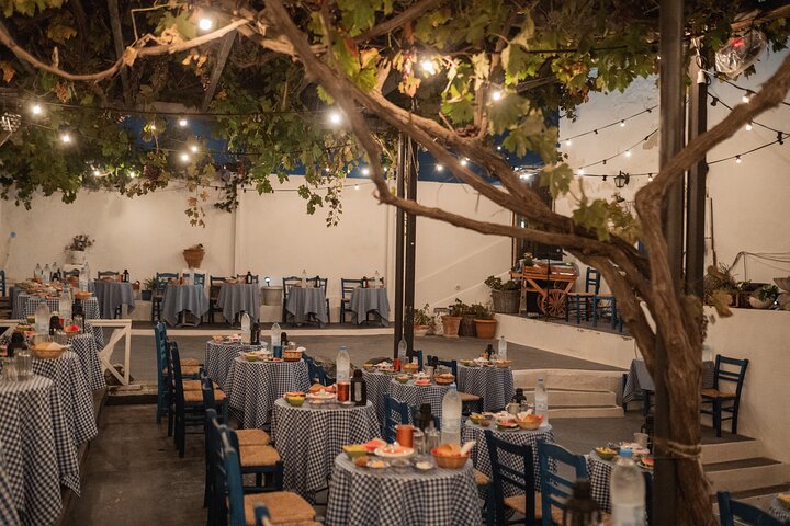 Upplev en livlig grekisk bröllopsshow på Santorini med dans, vin och tallkrossning, foto 7 | wizardtrip