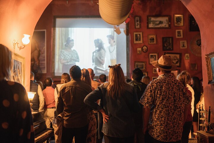 Upplev en livlig grekisk bröllopsshow på Santorini med dans, vin och tallkrossning, foto 9 | wizardtrip