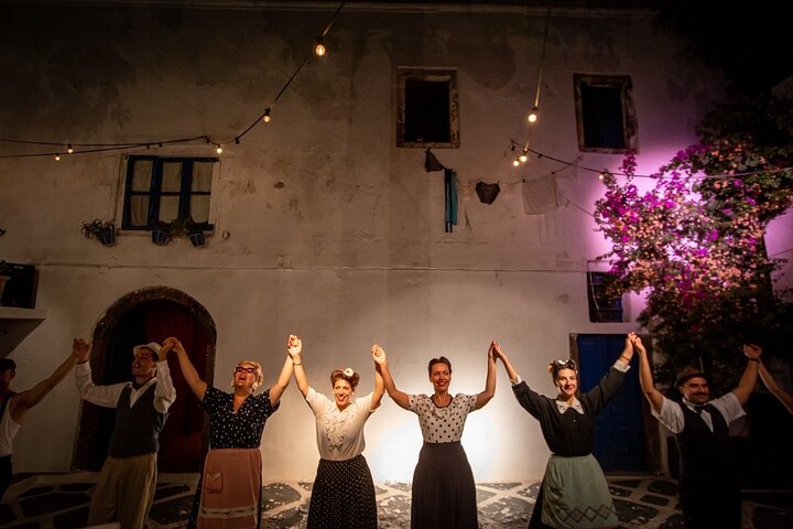 Upplev en livlig grekisk bröllopsshow på Santorini med dans, vin och tallkrossning, foto 10 | wizardtrip