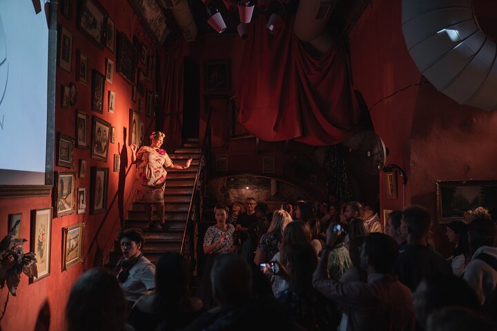 Upplev en livlig grekisk bröllopsshow på Santorini med dans, vin och tallkrossning, foto 12 | wizardtrip