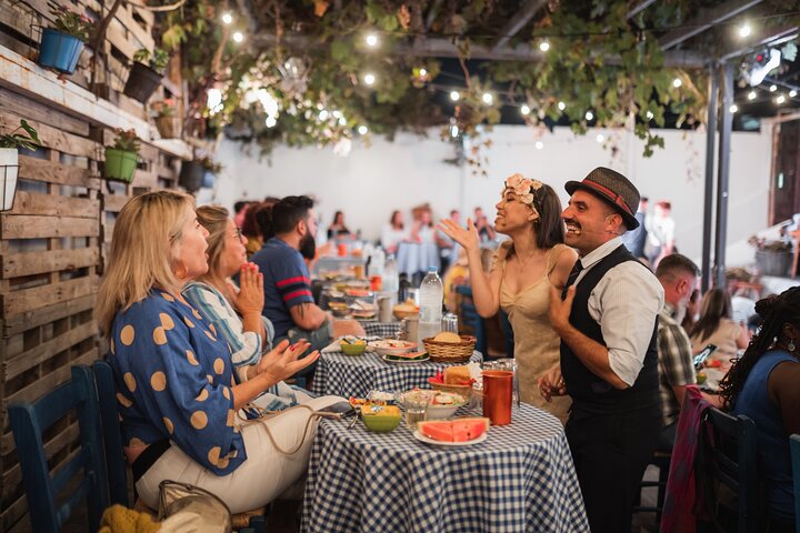 Upplev en livlig grekisk bröllopsshow på Santorini med dans, vin och tallkrossning, foto 13 | wizardtrip