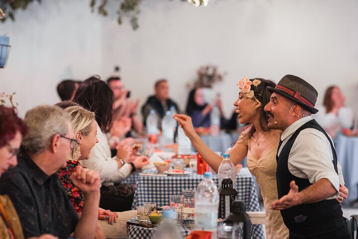 Upplev en livlig grekisk bröllopsshow på Santorini med dans, vin och tallkrossning, foto 14 | wizardtrip